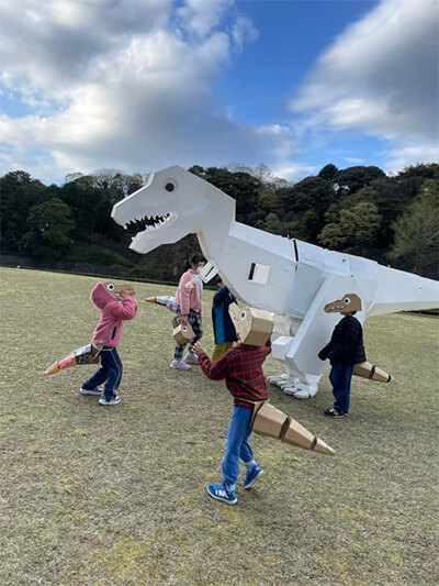 子供たちが手作りしたミニ恐竜と「うちのシロ」の写真
