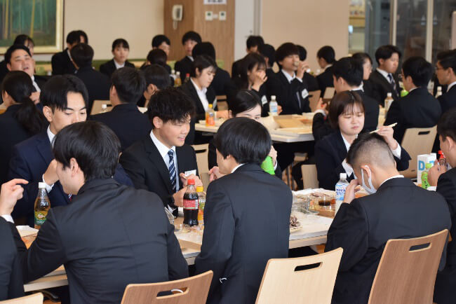 昼食の様子 2